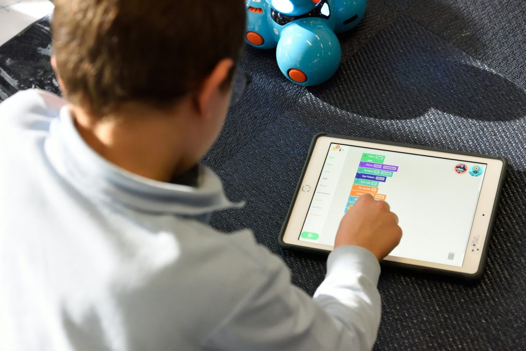 BE OPEN: The Future of e-Learning: 10 Trends to Watch Out For in 2024